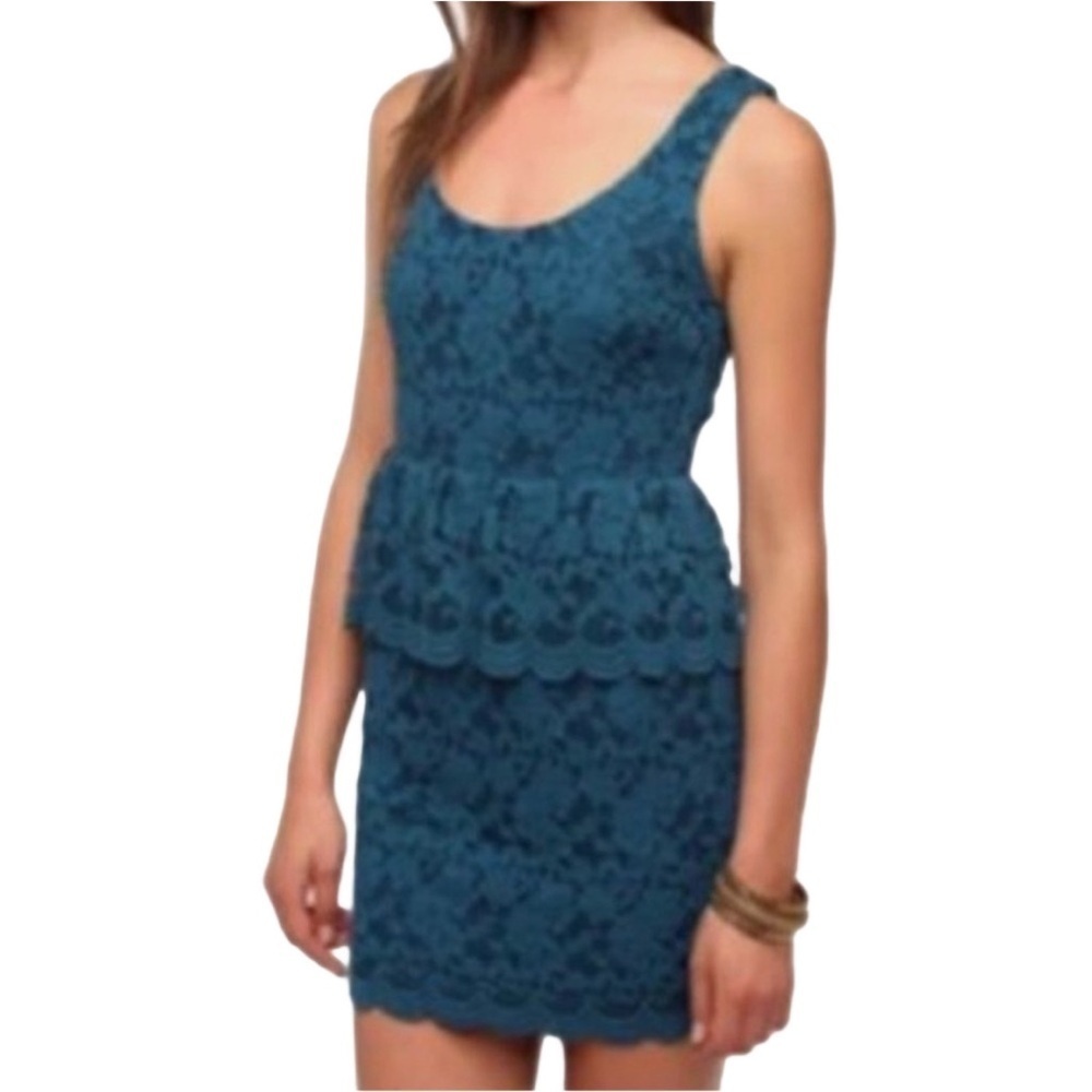 URBAN OUTFITTERS Blue Lace Peplum Cutout Drezs